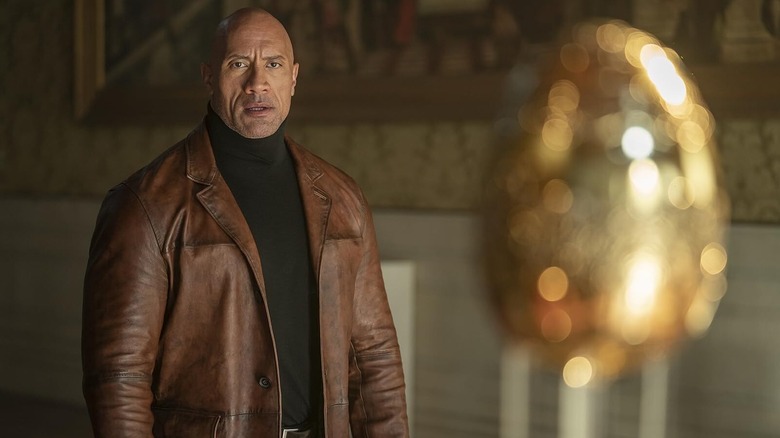 John Hartley al lui Dwayne Johnson se uită la oul de aur din Red Notice