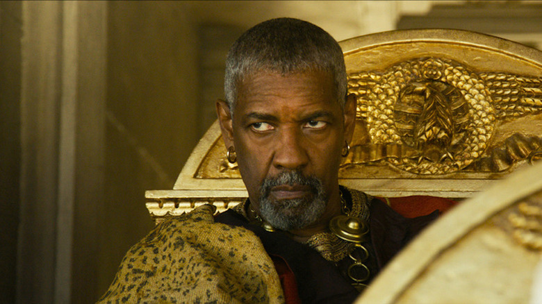 Denzel Washington aruncă o privire sceptică în rolul lui Macrinus în Gladiator II