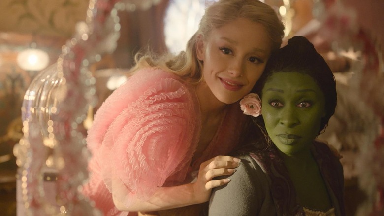 Elphaba a lui Cynthia Erivo și Glinda a lui Ariana Grande care se uită împreună în oglindă în Wicked