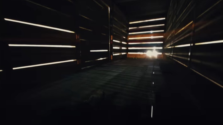 Lumina strălucește prin șipcile de lemn în Nickel Boys