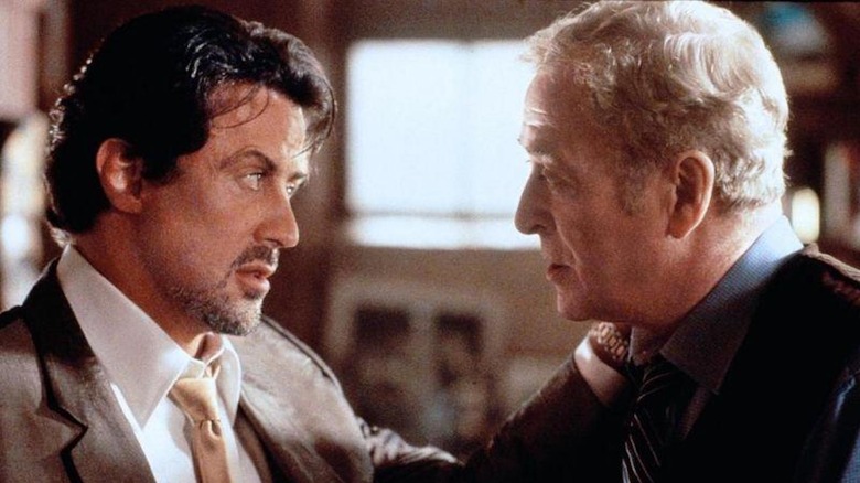 Sylvester Stallone în rolul lui Jack Carter îl înfruntă pe Michael Caine în rolul lui Cliff Brumby în Get Carter