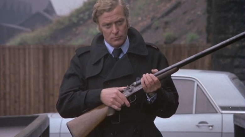Michael Caine brandește o pușcă în rolul lui Jack Carter în Get Carter
