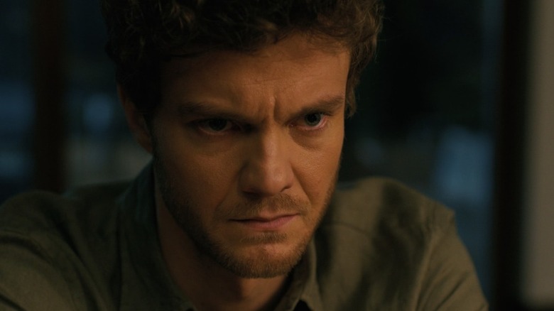 Jack Quaid în rolul lui Josh care stă jos și se uită cu severitate la Companion