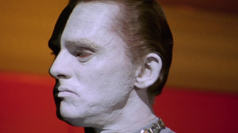 Un prim-plan cu Bele al lui Frank Gorshin, partea albă pal a feței către cameră, în Star Trek: Seria originală