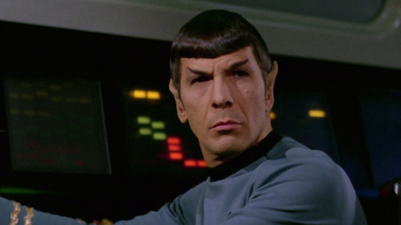 Spock al lui Leonard Nimoy observă ceva din stația sa de pe pod în Star Trek: Seria originală