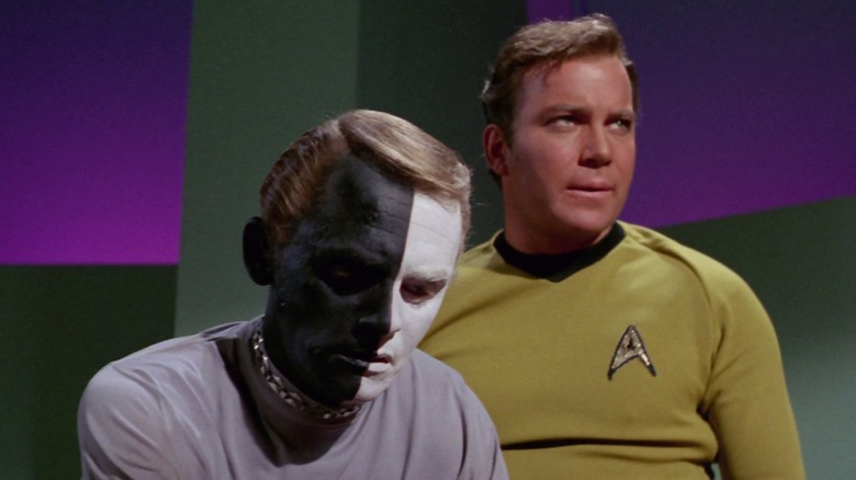 Bele mans al lui Frank Gorshin controlează în timp ce căpitanul Kirk al lui William Shatner se uită în Star Trek: Seria originală