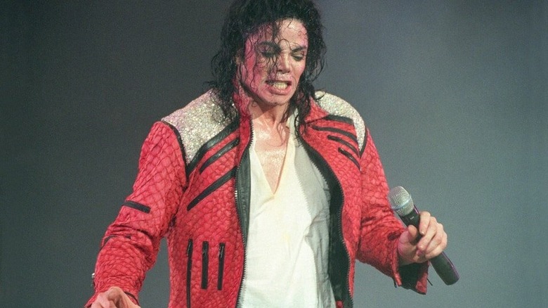 O imagine a lui Michael Jackson cântând pe scenă din documentarul HBO Leaving Neverland