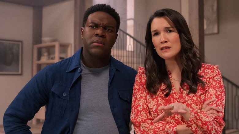 Aniq -ul lui Sam Richardson și Zoe Chao, care arată înnebuniți în urmă