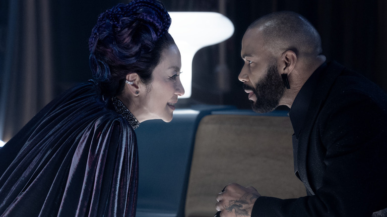 Michelle Yeoh în rolul Philippa Georgiou și Omari Hardwick în rolul Alok Sahar privindu-se unul pe celălalt în Star Trek: Secțiunea 31
