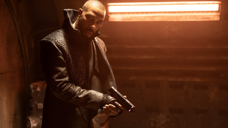 Omari Hardwick în rolul lui Alok Sahar care își mânuiește fazerul în mod amenințător în Star Trek: Secțiunea 31