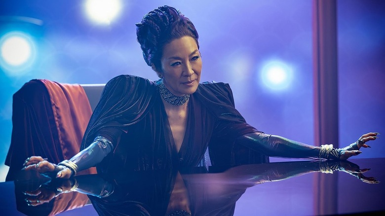 Împărăteasa Philippa Georgiou stând la o masă în Star Trek: Secțiunea 31