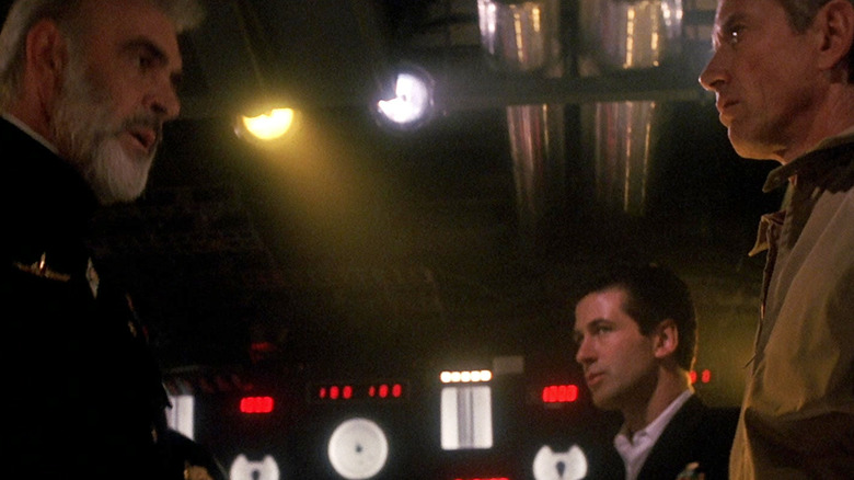 Marko Ramius dând mâna cu Bart Mancuso în timp ce Jack Ryan urmărește în vânătoare pentru Roșu Octombrie