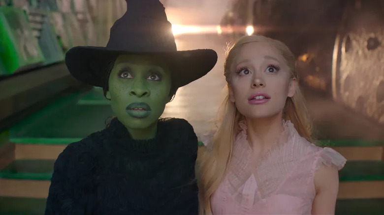 Elphaba și Galinda se uită mirate în Wicked