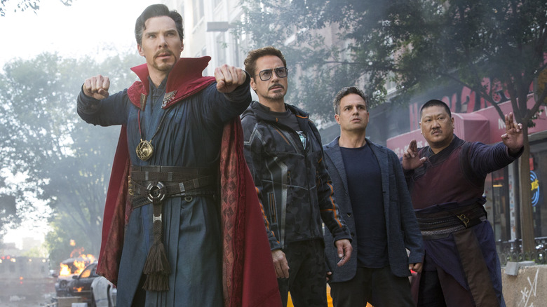 Doctor Strange, Iron Man, Hulk și Wong în Avengers: Infinity War