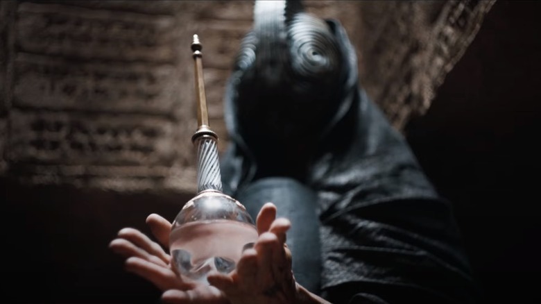 O femeie din Fremeni prezentând Apa purificată a Vieții în Dună: Partea a doua