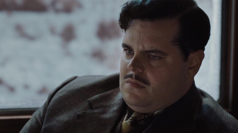 Josh Gad ca Hector Macqueen, așezat în piatră în crimă pe Orient Express