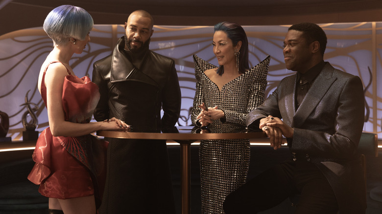 Kacey Rohl ca Rachel, Omari Hardwick ca Alok, Michelle Yeoh ca Georgiou și Sam Richardson ca cvasi în picioare lângă o masă în Star Trek: Secțiunea 31