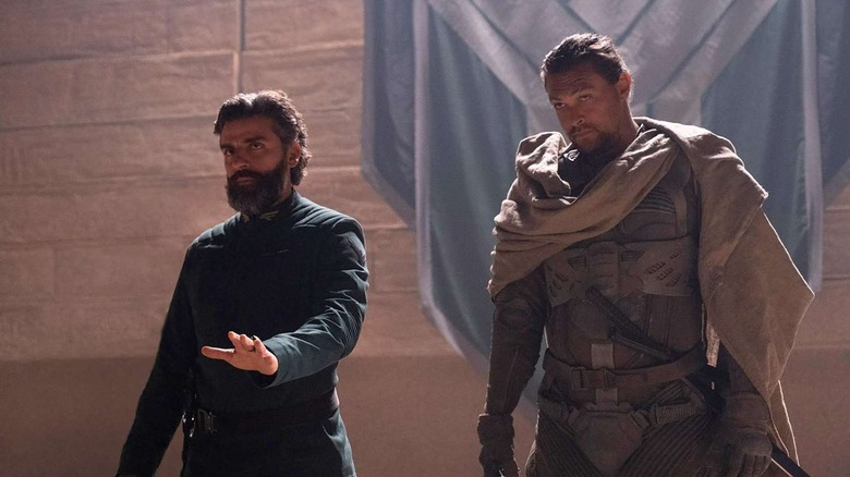 Ducele Leto Atreides și Duncan Idaho stând unul lângă celălalt