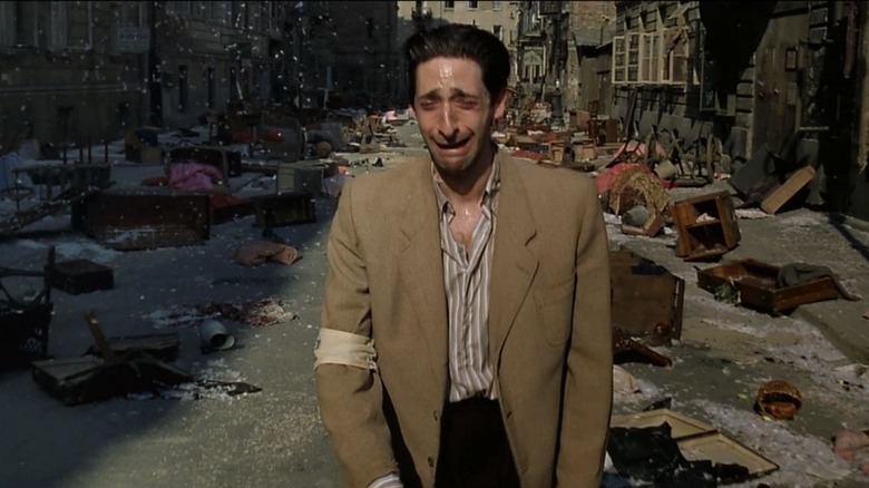 Władysław Szpilman săptămâna pe străzi înconjurat de obiecte personale abandonate