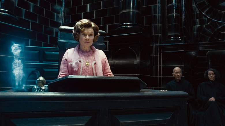 Umbridge prezidează o instanță cu Patronus în Harry Potter și Talismanele Morții: Partea 1