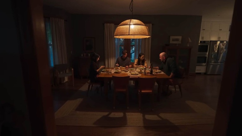 Payne Family Mâncând cina în prezență