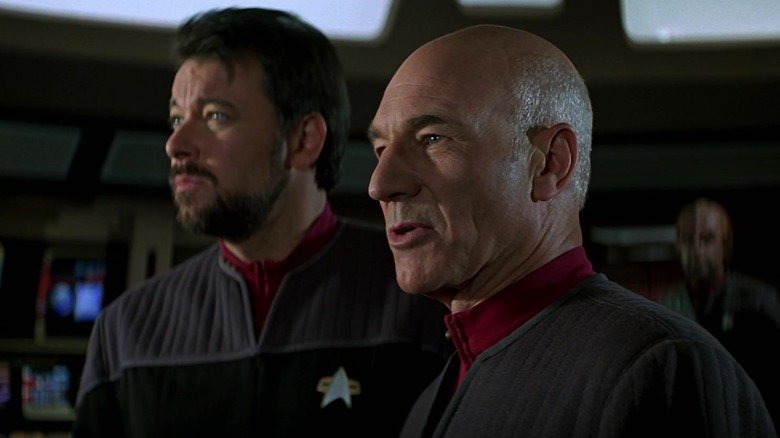 Picardul lui Patrick Stewart și Jonathan Frakes 'Riker pe podul Enterprise din Star Trek: Primul contact