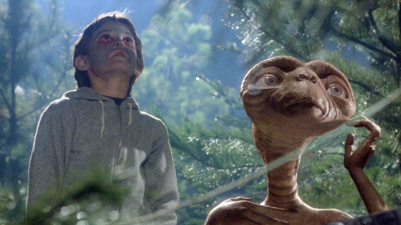 Elliott și Et privind în sus