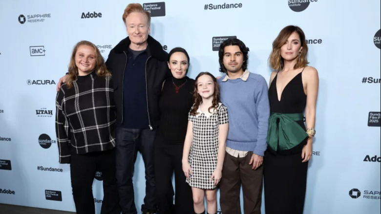 Distribuția filmului If I Had Legs Te-aș da cu piciorul pe covorul roșu