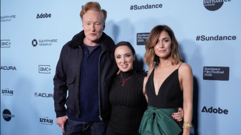 Conan O'Brien, Mary Bronstein și Rose Byrne pe covorul roșu pentru If I Had Legs I'd Kick You