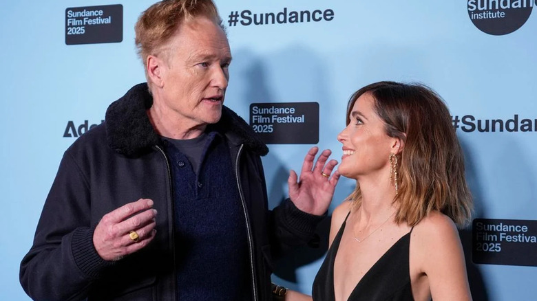 Conan O'Brien vorbește cu Rose Byrne pe covorul roșu pentru If I Had Legs I'd Kick You