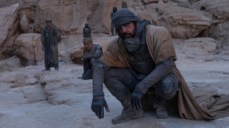 Javier Bardem ca Stilgar ghemuindu -se în Dune (2021)
