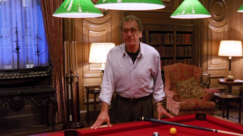 Sydney Pollack clipește un aspect sever în timp ce Victor Ziegler in Eyes Wide Shut