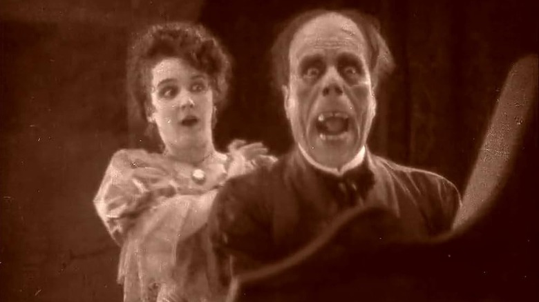 Christine surprinde fantomul îndepărtându -și masca în Phantom of the Opera (1925)