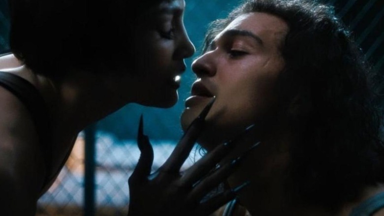 Femeia păianjen are molina în ghearele ei în sărutul femeii păianjen