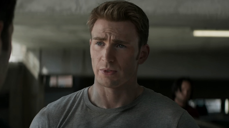 Chris Evans Steve Rogers se află într -un garaj de parcare în războiul civil Captain America
