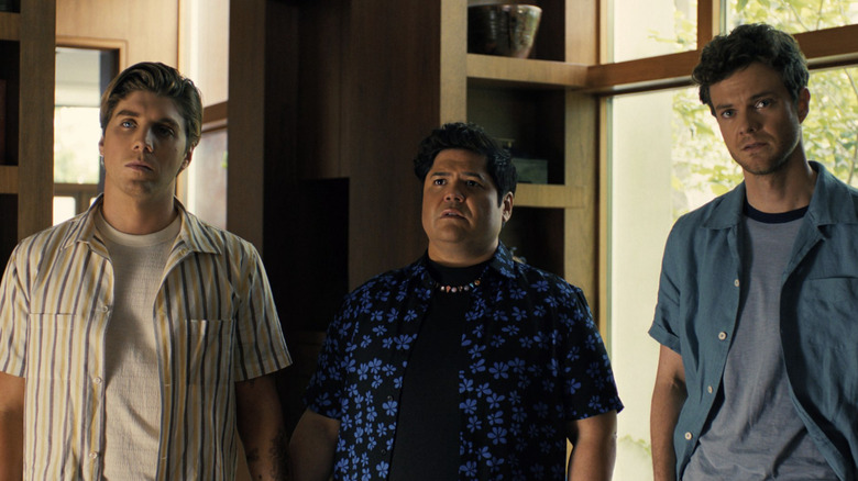 Patrick, Eli și Josh stând în camera lui Sergey în companie