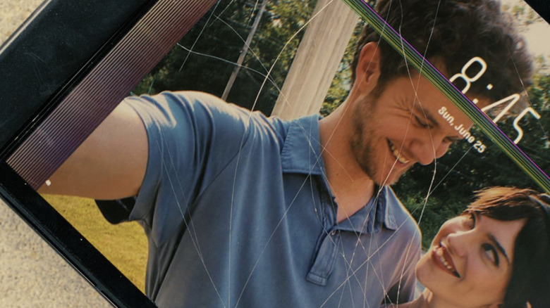 Imagini de fundal a telefonului rupt al lui Josh cu el și Iris zâmbind împreună în tovarăș