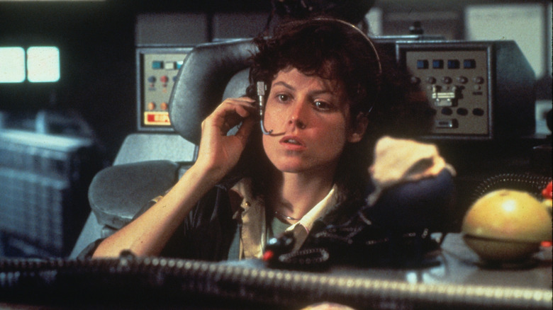 Sigourney Weaver ca Ellen Ripley la comenzile navei spațiale Nostromo din Alien
