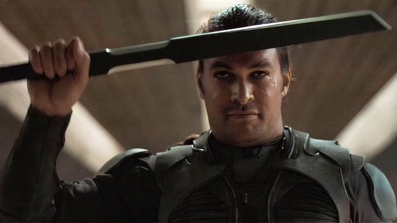 Duncan Idaho ținând cuțitul în Dune