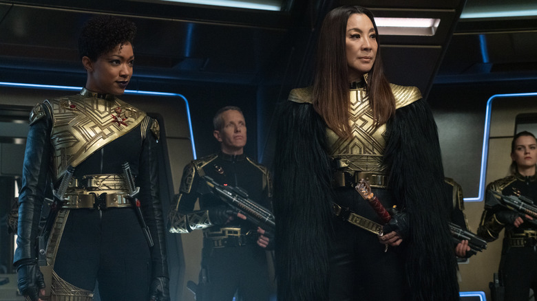 Michael Burnham și Philippa Georgiou în ținutele lor malefice din Imperiul Terran din Star Trek: Discovery