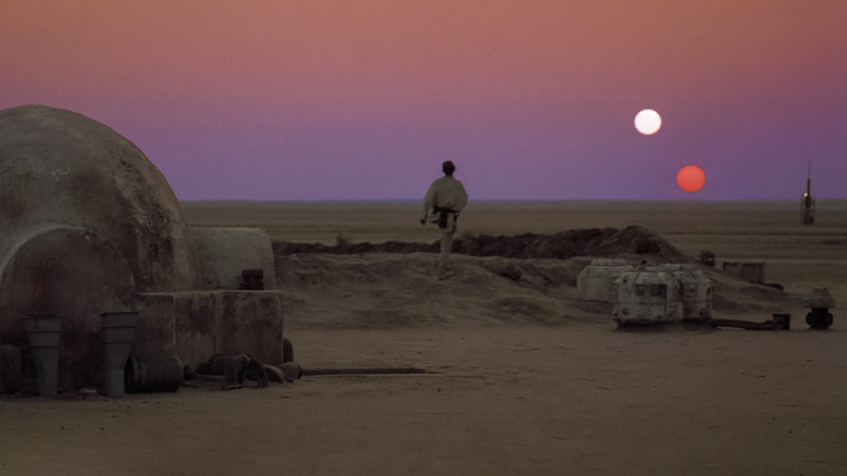 Luke Skywalker în afara casei Tatooine