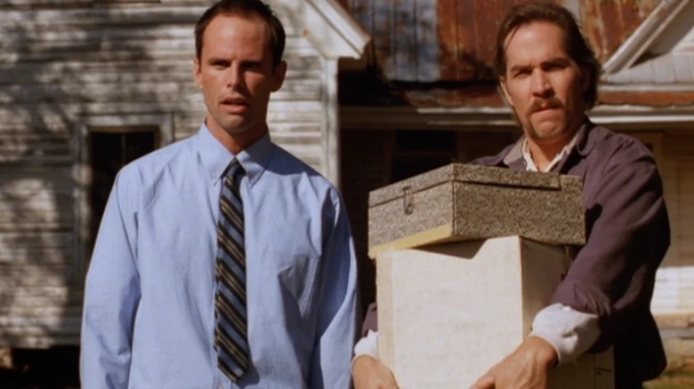 Walton Goggins ca Tommy O'Dell și Eddie King în timp ce David O'Dell își primesc finanțele în ordine în contabil