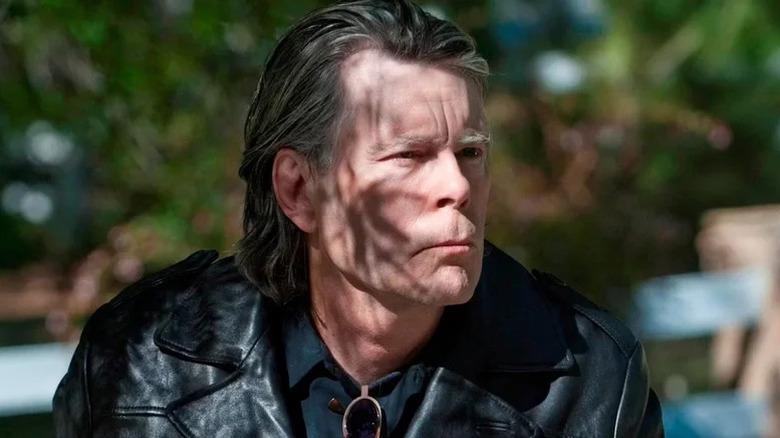 Bachmanul lui Stephen King care poartă o geacă de piele pe Sons of Anarchy