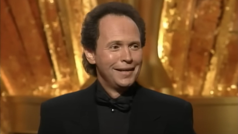 Billy Crystal zâmbind ca gazda ceremoniei Oscars din 1993