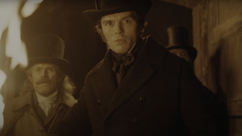 Thomas Hutter de la Nicholas Hoult stă lângă prof. Albin Eberhart von Franz al lui Willem Dafoe, în Nosferatu