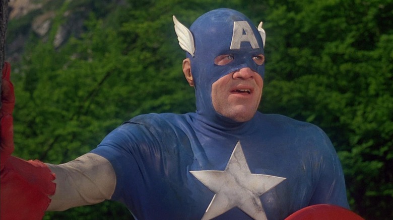 Căpitanul America gâfâind și arătând în cauză în Captain America (1990)