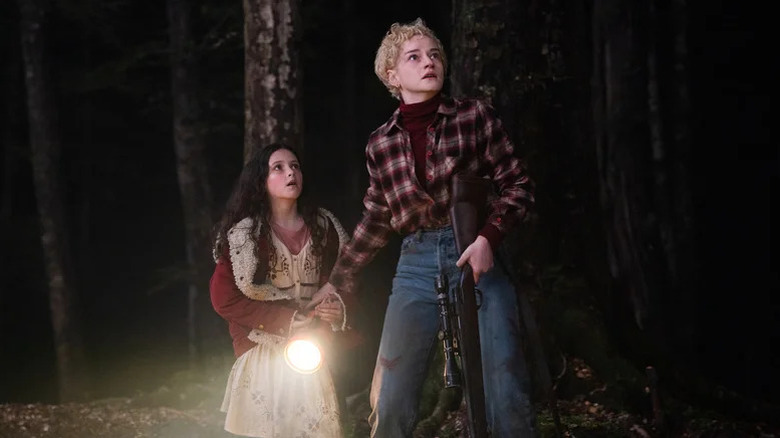 Charlotte Lovell al lui Julia Garner și Matilda Firth's Ginger Lovell frică în pădure în Wolf Man