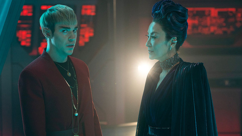 Michelle Yeoh în calitate de Philippa Georgiou discută cu Sven Ruygrok ca Fuzz în Star Trek Secțiunea 31