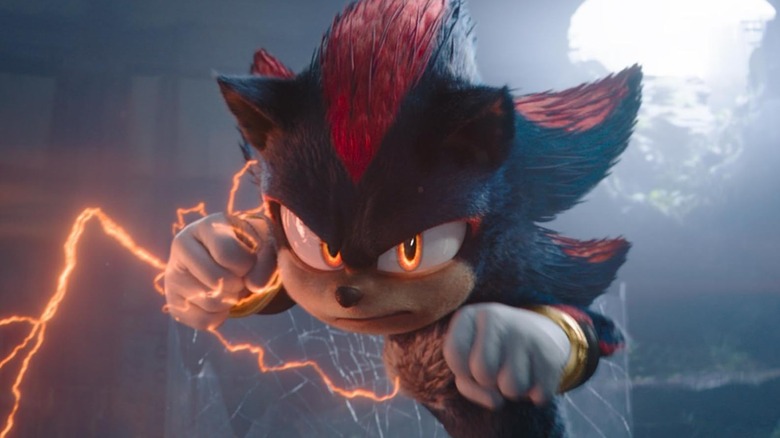 Shadow Pregătindu -se să arunce un pumn electrificat în Sonic The Hedgehog 3
