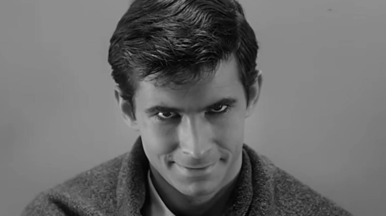 Norman Bates zâmbind în psiho